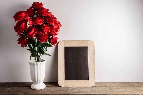 バレンタインの日のグリーティング カード。赤いバラの花との黒板 — ストック写真