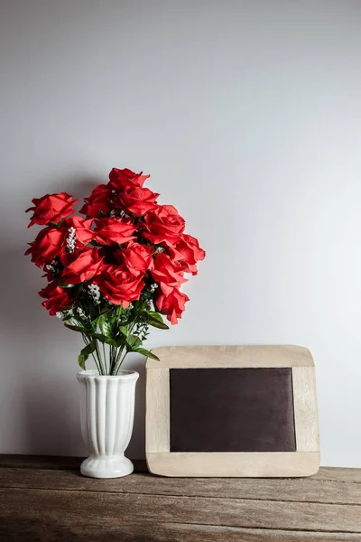 Valentines day greeting card. Red rose flowers and chalkboard on — Stock Photo, Image