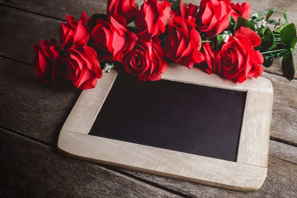 Alla hjärtans dag gratulationskort. Röd ros blommor och svarta tavlan på — Stockfoto
