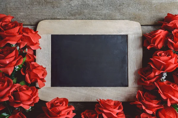 Valentines day greeting card. Red rose flowers and chalkboard on — Stock Photo, Image