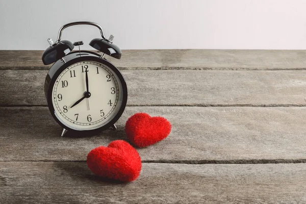 알람 시계와 나무 테이블, 발렌타인의 날 bac에 심장 모양 — 스톡 사진