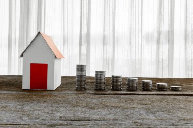 yığın sikke ve para büyüyen ile kaydetmek için ev modeli