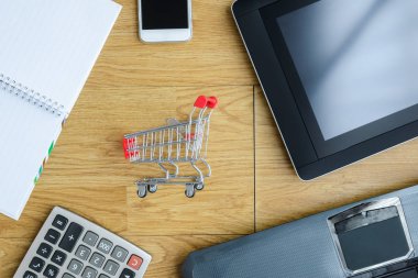 küçük kırmızı alışveriş sepeti, arabası ve tablo araçları