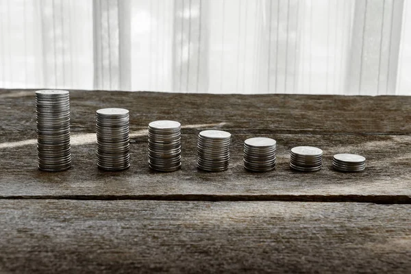 Moneta pile su scrivania in legno — Foto Stock