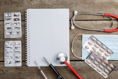 Doktor çalışma alanı ile bir stetoskop ahşap tablo