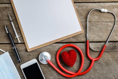 Doktor çalışma alanı ile bir stetoskop ahşap tablo