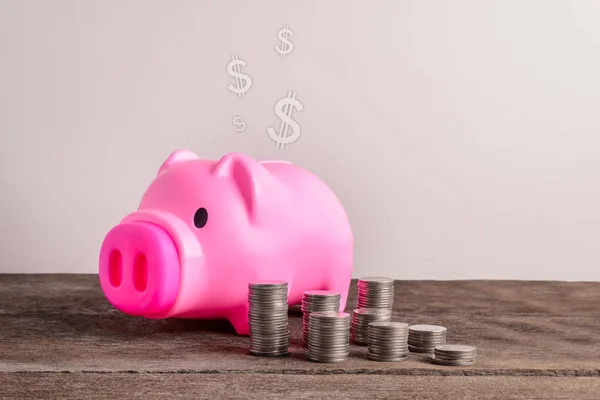 Bozuk para yığınları ile Piggy banka — Stok fotoğraf