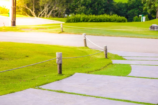 Houten palen omwikkeld met touw gebruiken voor blok grasveld — Stockfoto