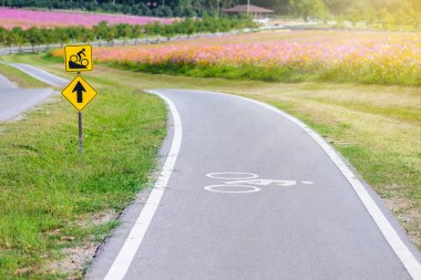 Bisiklet şeritli bisikletçi için