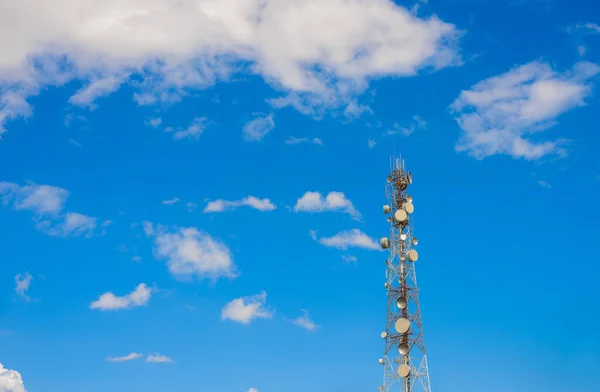 Telecommunication tower mast TV antennas wireless technology — Stock Photo, Image
