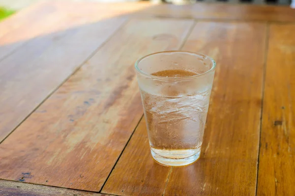 Koud drinkbaar water en ijs in het glas — Stockfoto