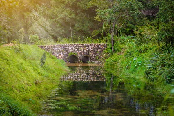 Pont en pierre et voie navigable — Photo