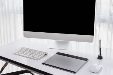 bir kalem tablet, bir bilgisayar ile grafik tasarımcının çalışma alanı 