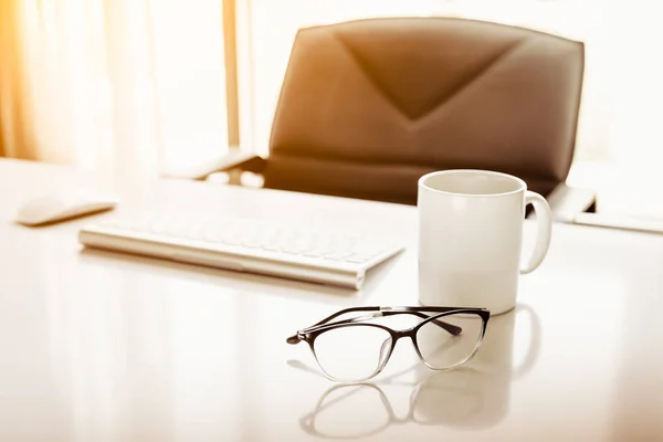 Manažer tabulka s stolní počítač a oko brýle — Stock fotografie