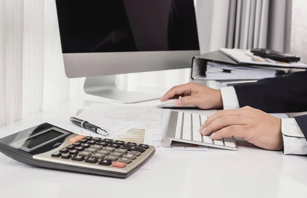 デスクトップ コンピューターと図面のオフィスで働いているビジネスマン — ストック写真
