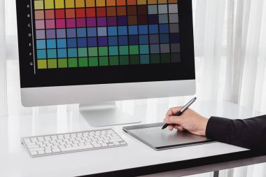 Genç erkek tasarımcı, closeup el altında serbest c ile çalışma