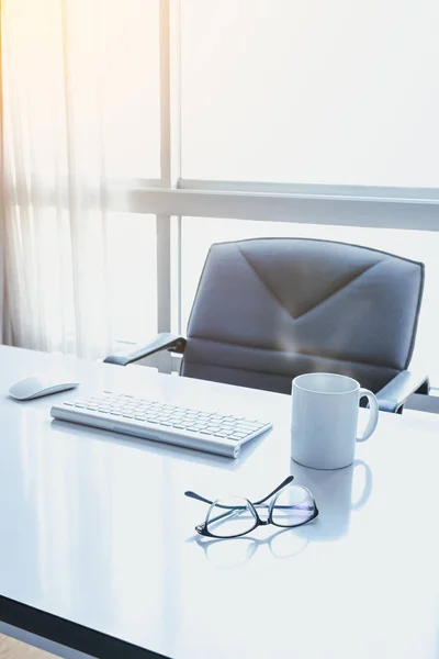 Mesa Administrador con Ordenador de sobremesa y gafas — Foto de Stock