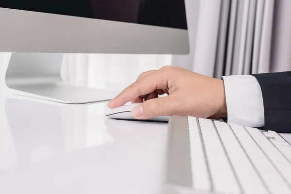 Рука бизнесмена с помощью компьютерной мыши — стоковое фото