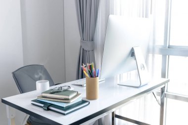 Müdürü tablo masaüstü bilgisayar ve iş notları