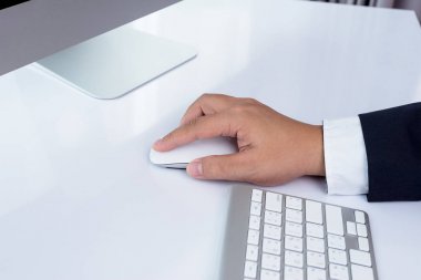 Bilgisayar fare kullanarak iş adamı ele