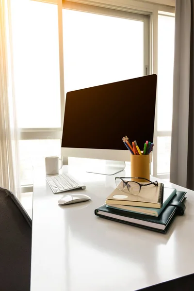 Managertisch mit Desktop-Computer und Notizen — Stockfoto