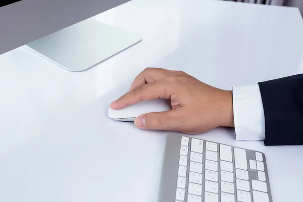 Homem de negócios mão usando mouse computador — Fotografia de Stock