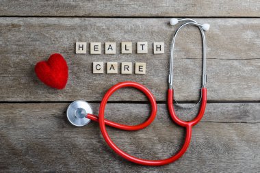 Ahşap bloklar ve kırmızı kalp, stethos ile yapılan sağlık metin kelime
