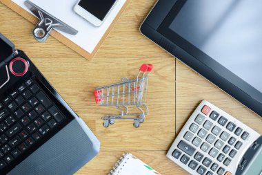 küçük kırmızı alışveriş sepeti, arabası ve tablo araçları