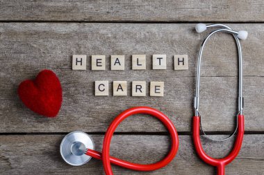 Ahşap bloklar ve kırmızı kalp, stethos ile yapılan sağlık metin kelime