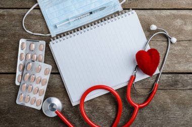 Doktor çalışma alanı ile bir stetoskop ahşap tablo