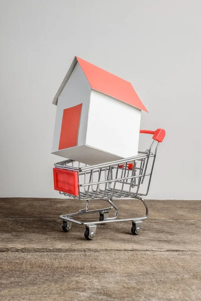 购物车中的房子模型 — 图库照片