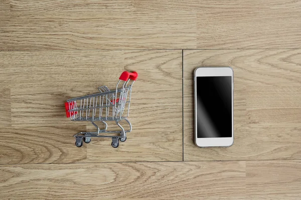Carrito de compras y teléfono inteligente — Foto de Stock