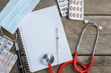 Doktor çalışma alanı ile bir stetoskop ahşap tablo