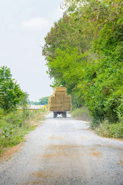 The car was carrying straw bales — Stock Photo, Image