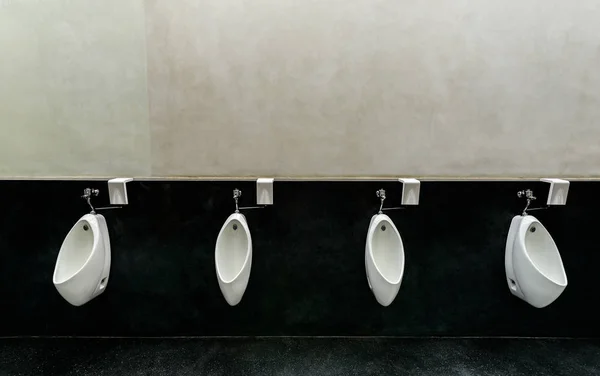 Urinoirs in openbaar toilet — Stockfoto