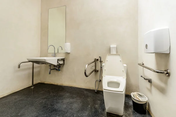 Toilettes avec un design convivial pour les personnes handicapées — Photo