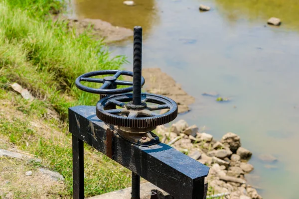 Canale di irrigazione e valvola a saracinesca — Foto Stock