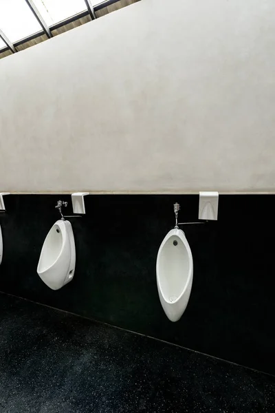 Orinales en el baño público — Foto de Stock