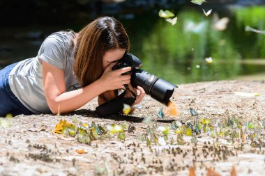 kadın fotoğrafçılar fotoğraf kelebek çekmek