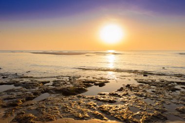 Sahilde güzel bir tropikal gün doğumu.