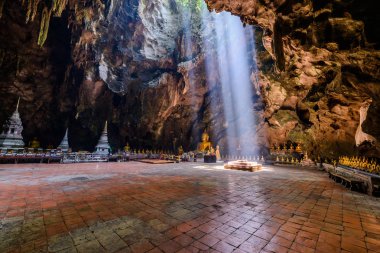 Sunbeam Buda mağarada, tham khao luang phetchaburi, thailan yakınlarında