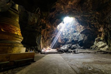 Sunbeam Buda mağarada, tham khao luang phetchaburi, thailan yakınlarında