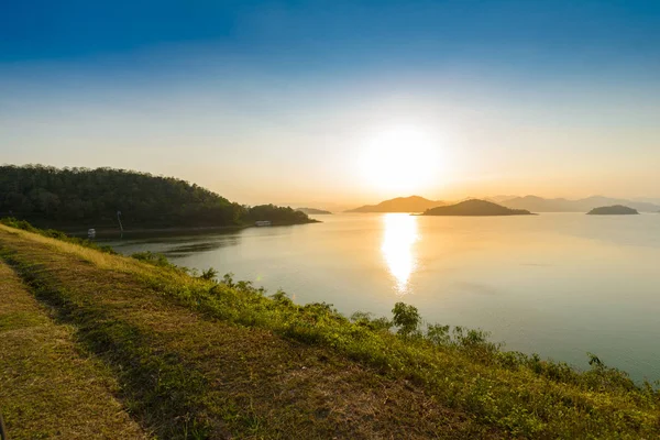 Natrue krajobraz i wody w Kaeng Krachan Dam. — Zdjęcie stockowe