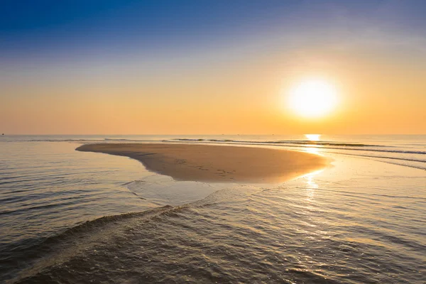 Krásný tropický východ slunce na pláži. — Stock fotografie