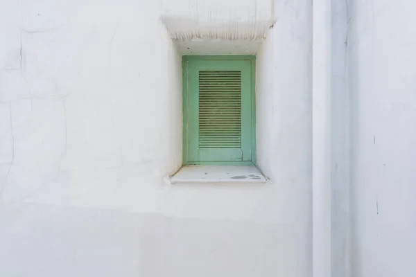 Ventana azul en la pared blanca mediterránea de Mallorca —  Fotos de Stock