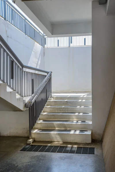 Prázdný moderní budova schodiště — Stock fotografie