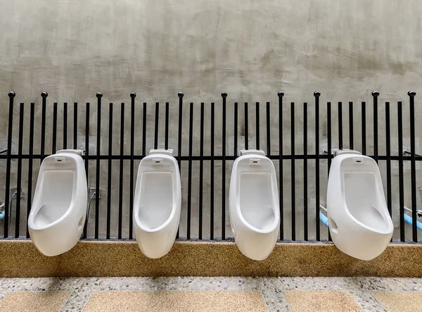 Openbaar toilet kamer - comfort mannelijke Toilet urinoir, witte urinoirs ik — Stockfoto