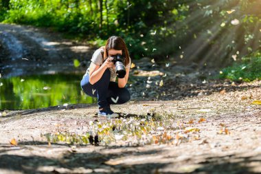 kadın fotoğrafçılar fotoğraf kelebek çekmek