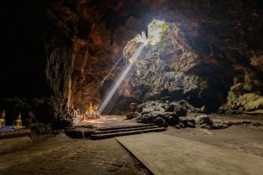 Sunbeam Buda mağarada, tham khao luang phetchaburi, thailan yakınlarında