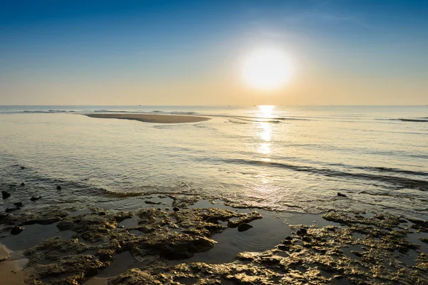 Prachtige tropische zonsopgang op het strand. — Stockfoto